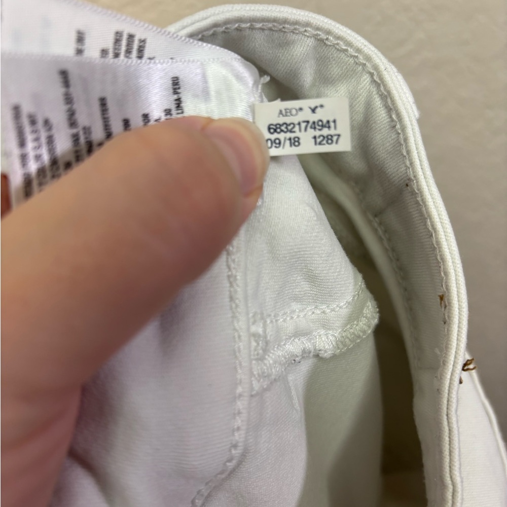 American Eagle Outfitters White Distressed Ankle Jeans Size 0 - Picture 12 of 12